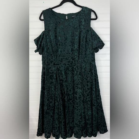 Torrid women’s green velvet burnout cold shoulder skater dress. Plus Size 2X - Picture 1 of 11